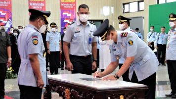 Kakanwil KumHAM Jawa Tengah A. Yuspahruddin, melantik pejabat administrasi Eselon III dan IV