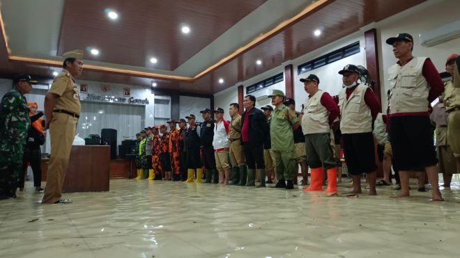 Cuaca Extrem, 90 Persen Wilayah Genuk di Kepung Banjir, Camat Genuk Langsung Salurkan Bantuan Makanan