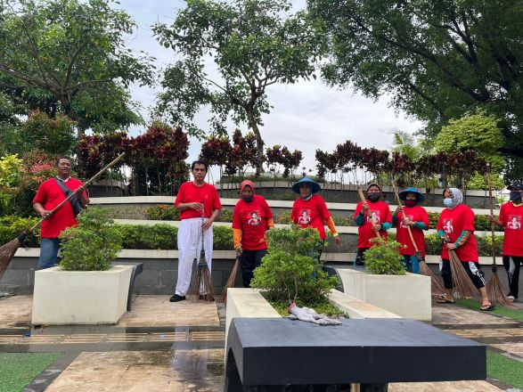 Riyanta bersama Srikandi PDI Perjuangan dalam Rangka Perayaan HUT Ibu Megawati Soekarno Putri Yang Ke 76