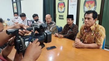 Riyanta datangi Kantor KPU Jawa Tengah, sebagai juru Selamat Perseteruan antara calon Perseorangan DPD RI dengan KPU Jateng