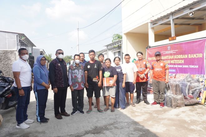 Kemenkumham Jateng Salurkan Bantuan ke Masyarakat Terdampak Banjir di Meteseh Semarang