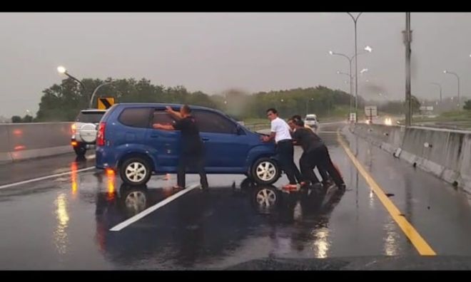 Lagi, Anggota DPR RI Riyanta Menolong Kasus Laka Lantas Tunggal di Jalan Tol Weleri Jakarta – Semarang