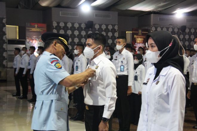 Lantik dan Ambil Sumpah 597 Orang Jadi PNS, Kakanwil A. Yuspahruddin Ingatkan Bekerja Untuk Melayani