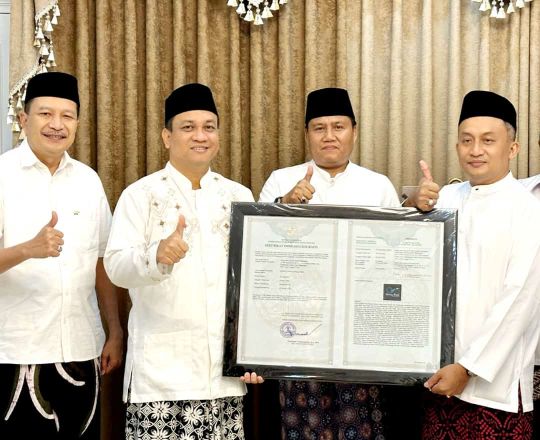 Direktur Kurniaman Telaumbanua menyerahkan sertifikat Sarung Batik Pekalongan kepada Walikota Pekalongan Afzan Arslan Djunaid