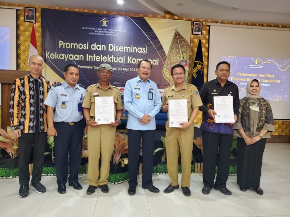 Kemenkumham Jateng Serahkan 3 Sertifikat Kekayaan Intelektual Komunal kepada Pemkab Tegal & Brebes