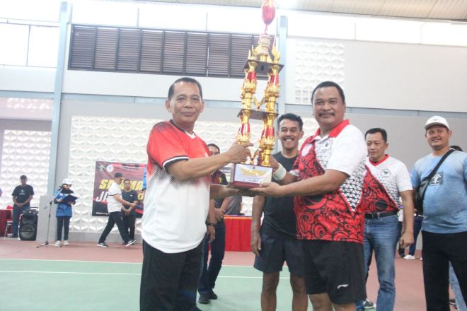 Tutup Turnamen Tenis, Kakanwil Kemenkumham Jateng Hantarkan Timnya Menjadi Juara