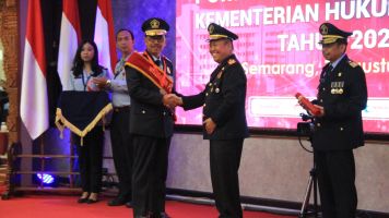 Plt Kakanwil Kemnkumham RI Jawa Tengah memwisuda 12 Orang dari 141 Purnabakti di Jawa Tengah