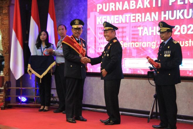 Plt Kakanwil Kemnkumham RI Jawa Tengah memwisuda 12 Orang dari 141 Purnabakti di Jawa Tengah