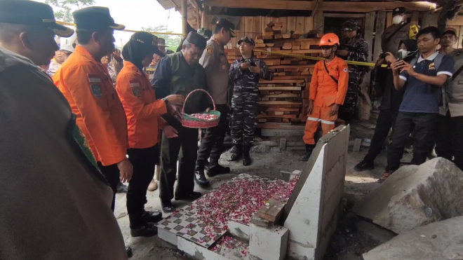 Keluarga 8 Korban Terjebak di Lubang Tambang Gelar Salat Gaib dan Tabur Bunga di Lokasi Musibah