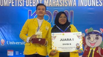 Ungguli 112 Tim, Mahasiswa Unnes Juara 1 Debat Mahasiswa Nasional