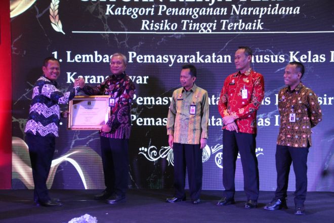 Kakanwil Kemenkumham Jawa Tengah Beri Penghargaan Kepada UPT di Jajarannya
