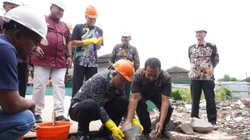 Bangun Kembali Masjid At-Taubah Lapas Semarang, Kakanwil Kemenkumham Jateng Letakkan Batu Pertama