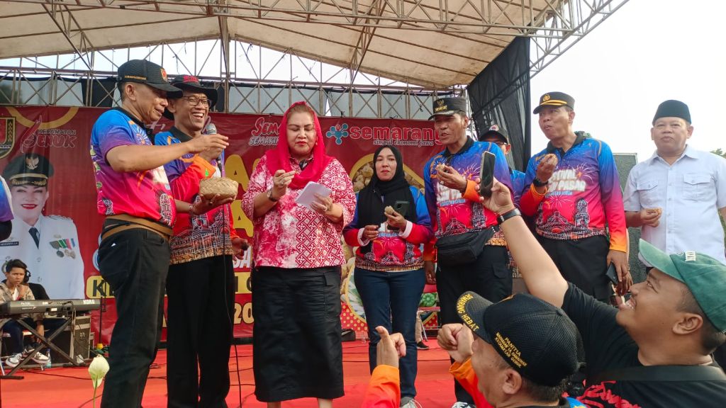 Walikota Semarang ITA, Cicipi Festifal Jajan Pasar Genuk Ndas Maling