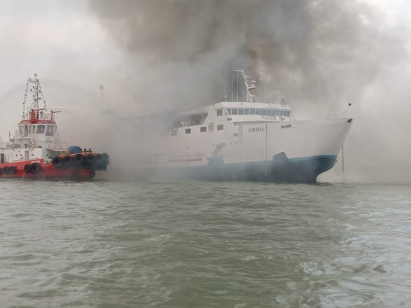 Butuh 4.5 Jam Untuk Padamkan Api Kebakaran KM Kirana I