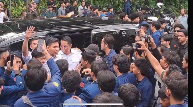 Menkum Supratman Berdialog dengan Mahasiswa Trisakti tentang RUU TNI