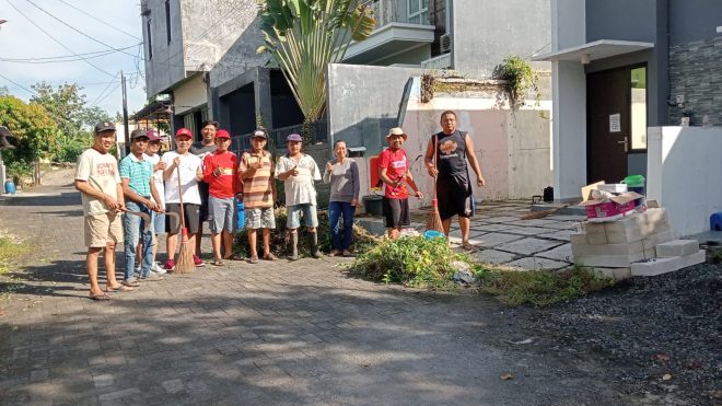 Gercep Tingkatkan Kebersihan Lingkungan, Ketua RT 03 Sampangan Pimpin Warganya Kerja Bhakti