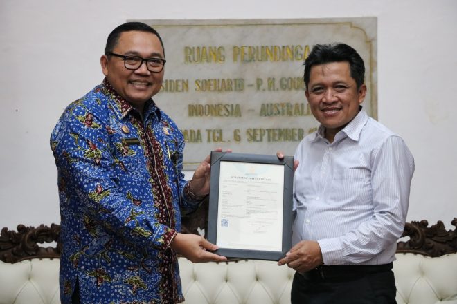 Kepala Kantor Wilayah Kementerian Hukum Jawa Tengah Serahkan Perlindungan KI Tugu “Viral” Biawak Kepada Bupati Wonosobo