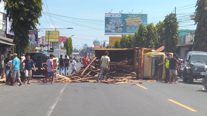 Truck Muatan Kayu Meubel Gelempang, Jalan Margoyoso Kalinyamat Jepara Macet Total