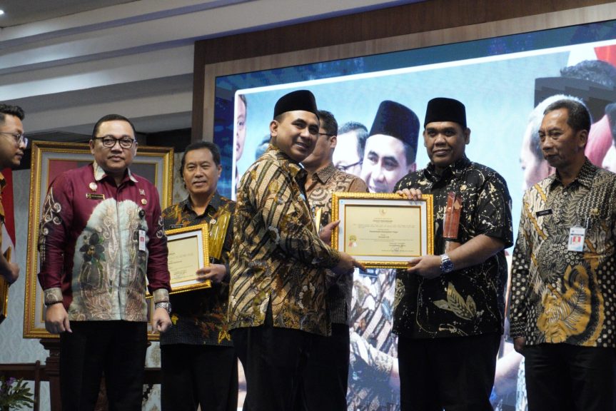 Dampingi Wagub Beri Penghargaan, Kakanwil Kemenkum Jateng Dorong Optimalisasi Penyediaan Dokumen dan Informasi Hukum