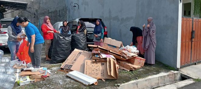 Dukung Semarang Bersih, Para Srikandi RT 03 RW 07 Sampangan Gencarkan Pilah Sampah