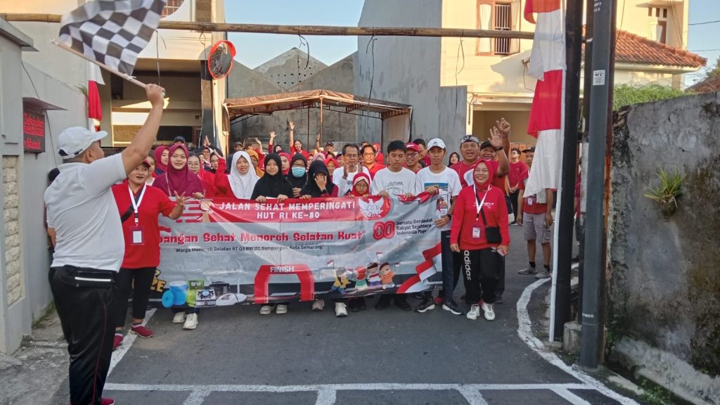 Tumpah Ruah Warga RT 03 RW 07 Sampangan Ikuti Jalan Sehat