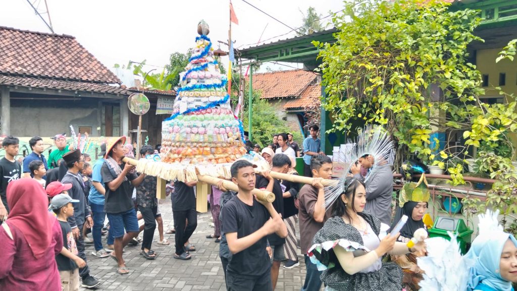 Kp. Jajan Pasar Bugen Gelar kirab Budaya Grebeg Jajan Pasar Sambut Marhaban Ya Ramadhan
