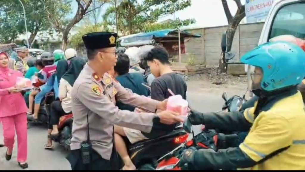 Polsek Genuk Polrestabes Semarang Berbagi Takjil di bulan Suci Ramadhan 1447 H