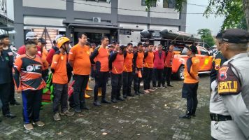 Kakek 60 Tahun Hanyut di Banjir Kanal Barat Semarang, 70 Personel Gabungan Lakukan Pencarian