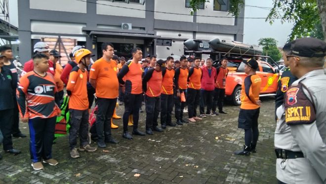 Kakek 60 Tahun Hanyut di Banjir Kanal Barat Semarang, 70 Personel Gabungan Lakukan Pencarian