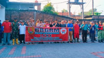 Bulan Bhakti Gotong Royong LPMK Bangetayu Kulon, Ratusan Warga Bersihkan Kali Bangetayu Kulon