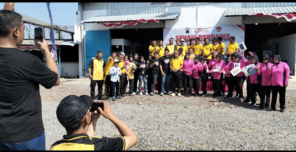 HUT Polri Ke-80, Polsek Genuk Tebar Hadiah Puluhan Sepeda Gunung Usai Senam dan Santuni 130 Anak Yatim