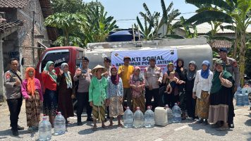 Brimob Polda Jateng Serentak Salurkan Air Bersih bagi Warga Terdampak Kekeringan di Berbagai Wilayah Jawa Tengah