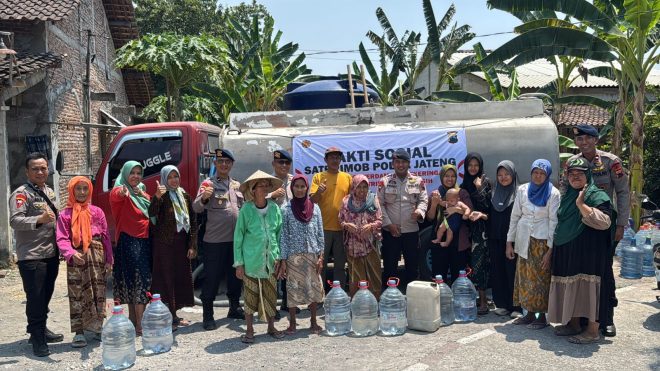 Brimob Polda Jateng Serentak Salurkan Air Bersih bagi Warga Terdampak Kekeringan di Berbagai Wilayah Jawa Tengah